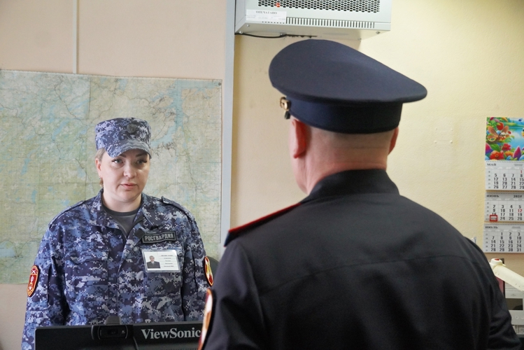 Начальник Управления Росгвардии по Мурманской области проверил организацию работы в отделе вневедомственной охраны по Кольскому району