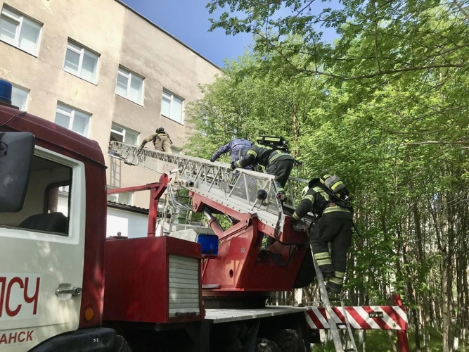 Совместные учения Росгвардии и МЧС прошли в Мурманске: успешно отработаны действия при пожаре