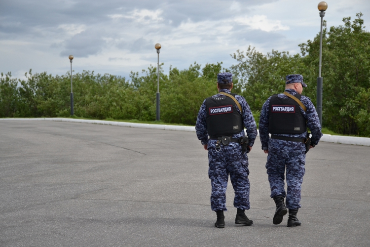 Сотрудники вневедомственной охраны Росгвардии задержали дебошира, пытавшегося повредить оборудование в баре