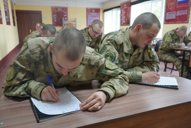 В Мурманске росгвардейцы, проходящие службу по призыву, написали трогательные письма мамам в День семьи, любви и верности