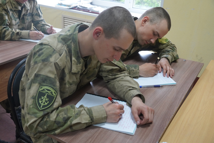 В Мурманске росгвардейцы, проходящие службу по призыву, написали трогательные письма мамам в День семьи, любви и верности