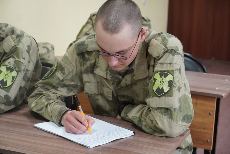 В Мурманске росгвардейцы, проходящие службу по призыву, написали трогательные письма мамам в День семьи, любви и верности