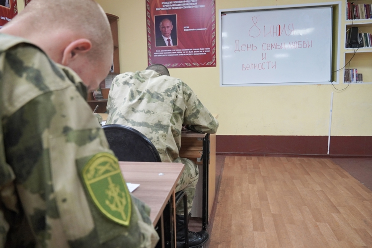 В Мурманске росгвардейцы, проходящие службу по призыву, написали трогательные письма мамам в День семьи, любви и верности