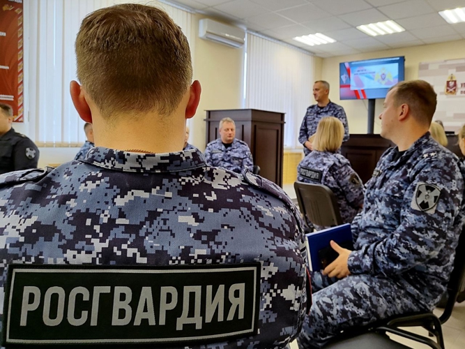 Военнослужащие и сотрудники Росгвардии приняли участие в интеллектуальной викторине, посвящённой Дню офицера