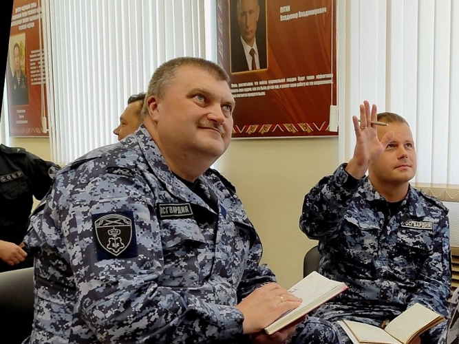 Военнослужащие и сотрудники Росгвардии приняли участие в интеллектуальной викторине, посвящённой Дню офицера