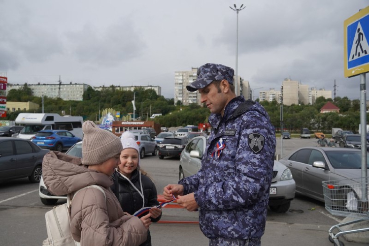 Сотрудники Росгвардии раздали ленточки-триколоры в честь Дня Государственного флага Российской Федерации