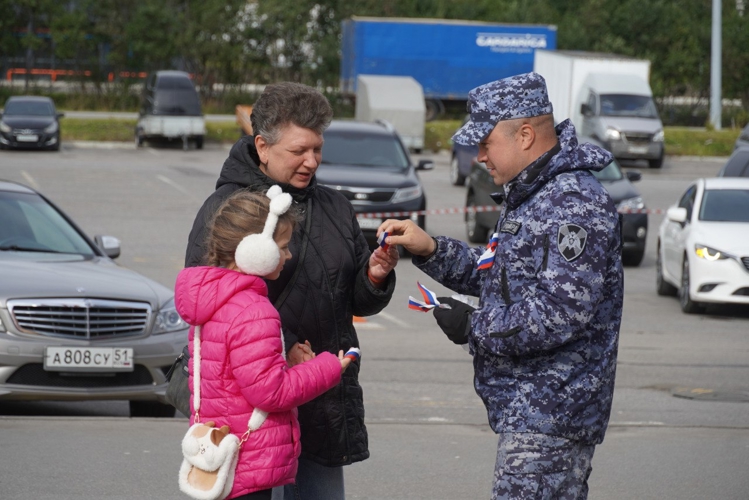 Сотрудники Росгвардии раздали ленточки-триколоры в честь Дня Государственного флага Российской Федерации