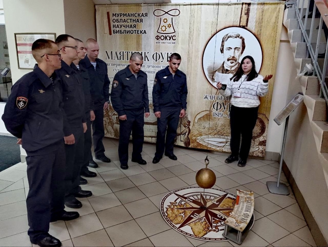 Военнослужащие по призыву морского отряда Северо-Западного округа Росгвардии посетили областную научную библиотеку в Мурманске 