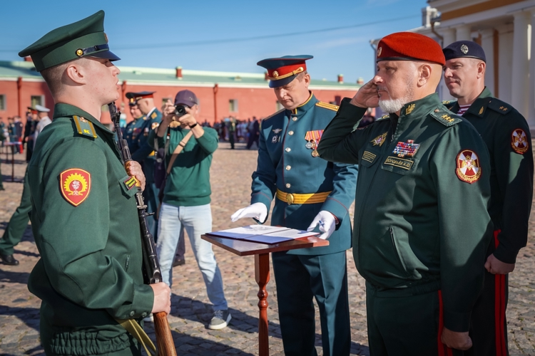 Мурманские первокурсники Военной академии Росгвардии приняли Военную присягу в Санкт-Петербурге 