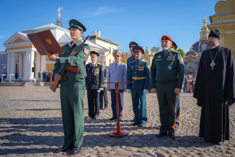 Мурманские первокурсники Военной академии Росгвардии приняли Военную присягу в Санкт-Петербурге 