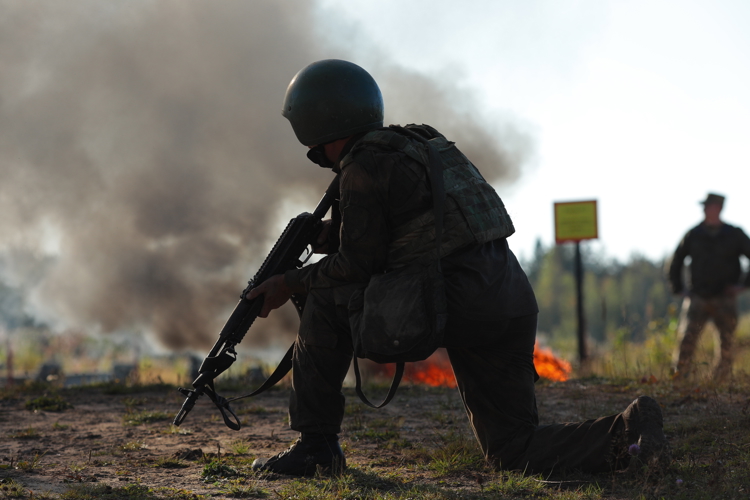 Двое военнослужащих из Мурманской области получили право ношения крапового берета по итогам испытаний Северо-Западного округа Росгвардии
