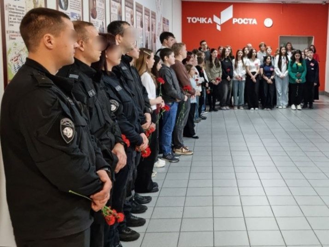 В преддверии Дня Героев Отечества в Коле прошла встреча росгвардейцев со школьниками
