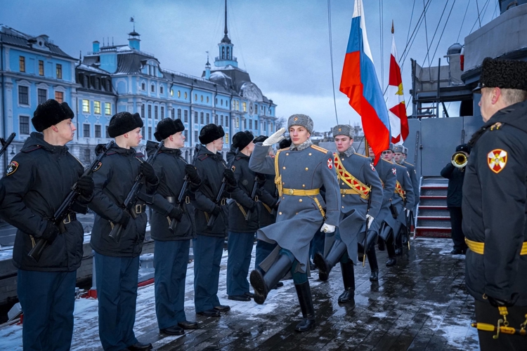 Военнослужащие Росгвардии приняли Военную присягу на крейсере «Аврора» 