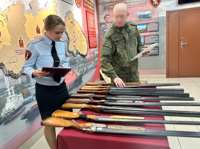 В Мурманской области Росгвардия передала в подразделения Министерства обороны на безвозмездной основе гражданское оружие для нужд СВО