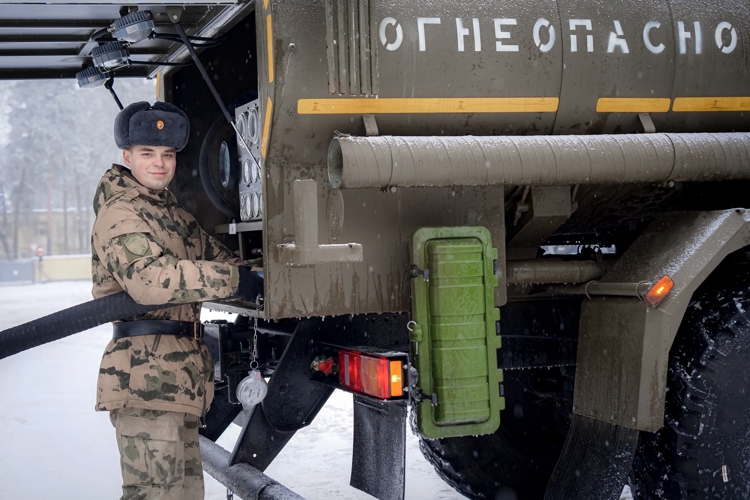 Военнослужащие службы горючего и смазочных материалов Росгвардии отмечают 31-ю годовщину формирования