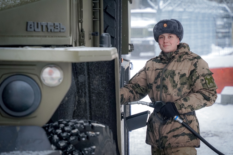 Военнослужащие службы горючего и смазочных материалов Росгвардии отмечают 31-ю годовщину формирования