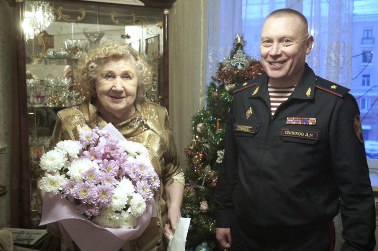 В Мурманске начальник Управления Росгвардии Дмитрий Салихов поздравил блокадницу Нину Карловну с 82-й годовщиной полного освобождения Ленинграда