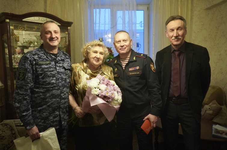 В Мурманске начальник Управления Росгвардии Дмитрий Салихов поздравил блокадницу Нину Карловну с 82-й годовщиной полного освобождения Ленинграда