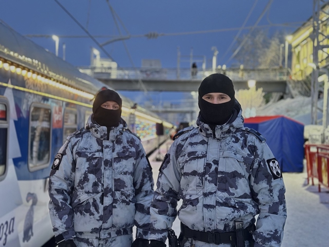 Мурманские росгвардейцы обеспечили безопасность гостей  поезда Деда Мороза в Мурманске