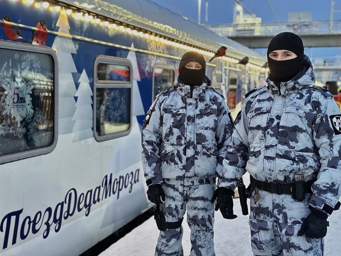 Мурманские росгвардейцы обеспечили безопасность гостей  поезда Деда Мороза в Мурманске