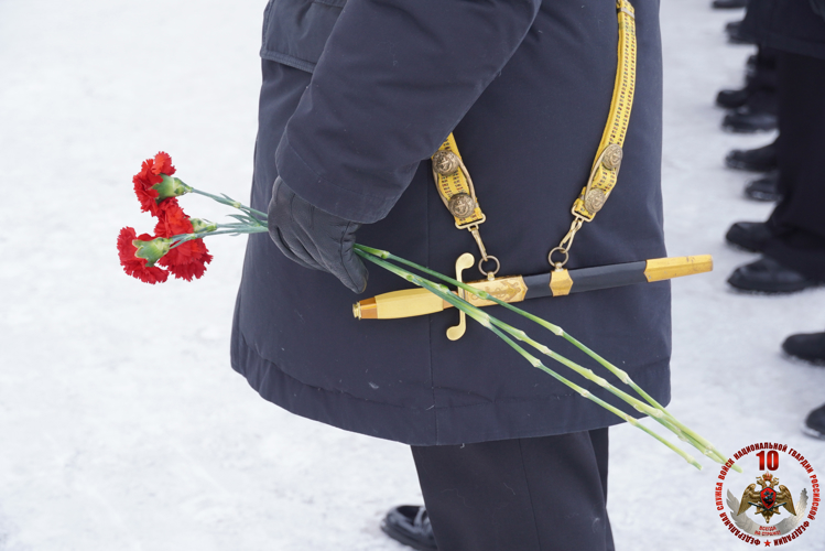Память на века: в День защитника Отечества мурманские росгвардейцы возложили цветы к мемориалу Защитникам Заполярья