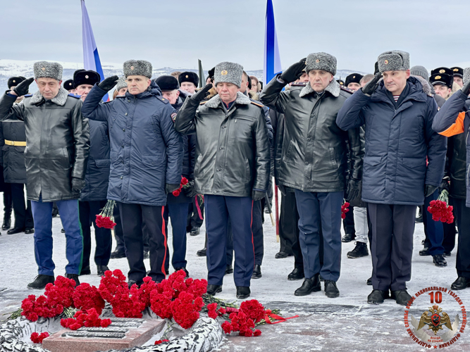 Память на века: в День защитника Отечества мурманские росгвардейцы возложили цветы к мемориалу Защитникам Заполярья