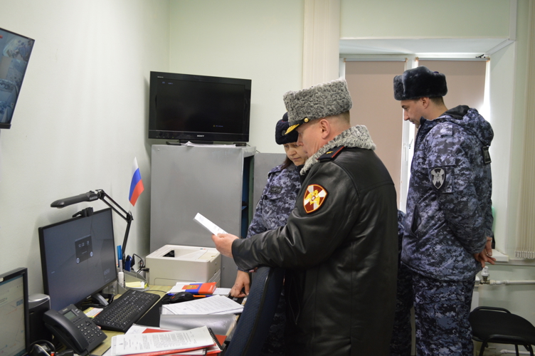 НАЧАЛЬНИК УПРАВЛЕНИЯ РОСГВАРДИИ ПО МУРМАНСКОЙ ОБЛАСТИ ПРОВЕРИЛ ОРГАНИЗАЦИЮ РАБОТЫ В ОТДЕЛЕ ВНЕВЕДОМСТВЕННОЙ ОХРАНЫ ПО ПЕЧЕНГСКОМУ РАЙОНУ