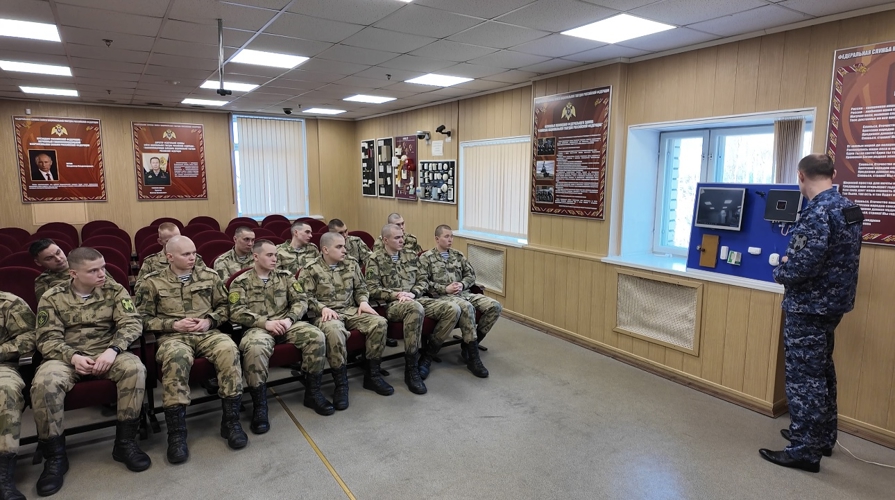 В МУРМАНСКЕ ВОЕННОСЛУЖАЩИЕ ПО ПРИЗЫВУ МОРСКОГО ОТРЯДА СЗО ВНГ РФ ПОБЫВАЛИ НА «ДНЕ ОТКРЫТЫХ ДВЕРЕЙ» В ОТДЕЛЕ ВНЕВЕДОМСТВЕННОЙ ОХРАНЫ РОСГВАРДИИ