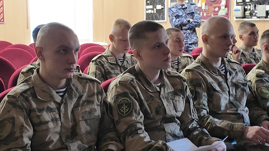 В МУРМАНСКЕ ВОЕННОСЛУЖАЩИЕ ПО ПРИЗЫВУ МОРСКОГО ОТРЯДА СЗО ВНГ РФ ПОБЫВАЛИ НА «ДНЕ ОТКРЫТЫХ ДВЕРЕЙ» В ОТДЕЛЕ ВНЕВЕДОМСТВЕННОЙ ОХРАНЫ РОСГВАРДИИ