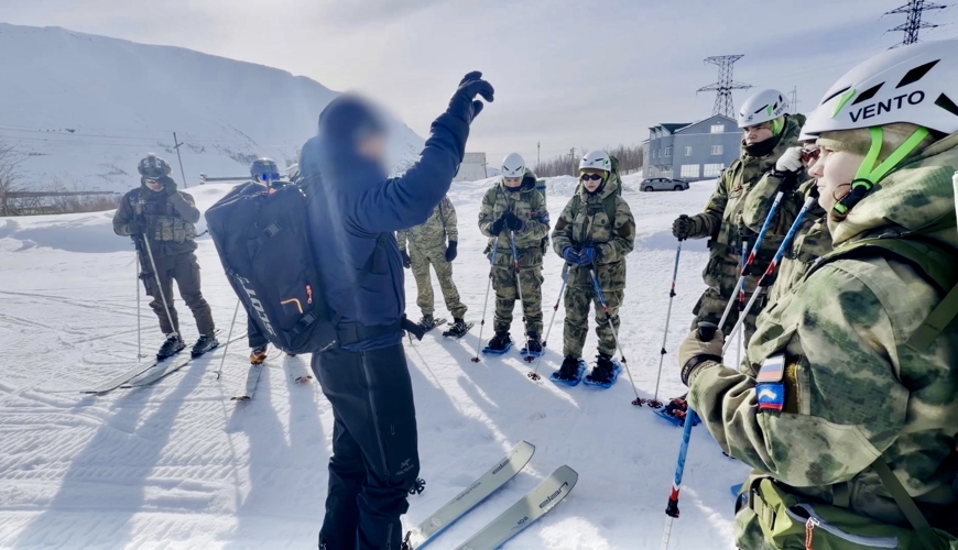 В Арктической зоне спецназ Росгвардии провел уникальные занятия с воспитанниками центра «Воин»