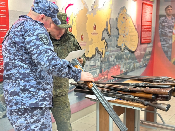В МУРМАНСКОЙ ОБЛАСТИ РОСГВАРДИЯ ПЕРЕДАЛА В ПОДРАЗДЕЛЕНИЯ МИНИСТЕРСТВА ОБОРОНЫ НА БЕЗВОЗМЕЗДНОЙ ОСНОВЕ ГРАЖДАНСКОЕ ОРУЖИЕ ДЛЯ НУЖД СВО