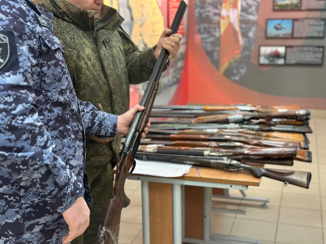 В МУРМАНСКОЙ ОБЛАСТИ РОСГВАРДИЯ ПЕРЕДАЛА В ПОДРАЗДЕЛЕНИЯ МИНИСТЕРСТВА ОБОРОНЫ НА БЕЗВОЗМЕЗДНОЙ ОСНОВЕ ГРАЖДАНСКОЕ ОРУЖИЕ ДЛЯ НУЖД СВО