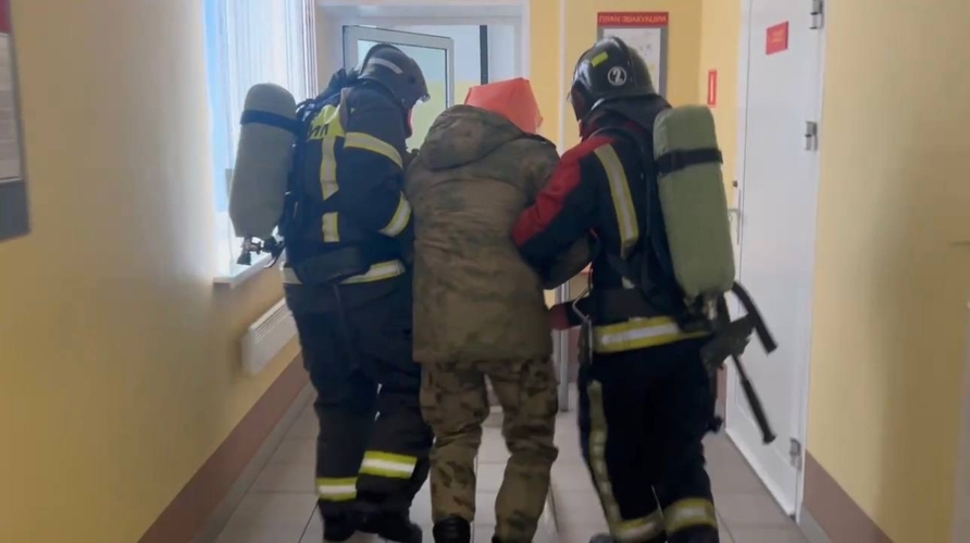 В Мурманске на базе дивизиона катеров морского отряда Северо-Западного округа Росгвардии совместно с МЧС России по Мурманской области проведены пожарно-тактические учения.