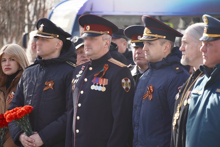 В преддверии Дня Победы заместитель начальника Управления Росгвардии по Мурманской области возложил цветы к памятнику Герою Советского Союза Анатолию Бредову