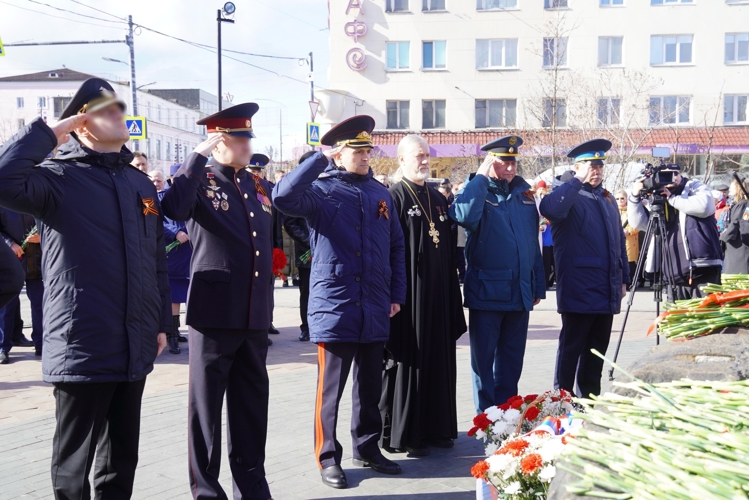 В преддверии Дня Победы заместитель начальника Управления Росгвардии по Мурманской области возложил цветы к памятнику Герою Советского Союза Анатолию Бредову