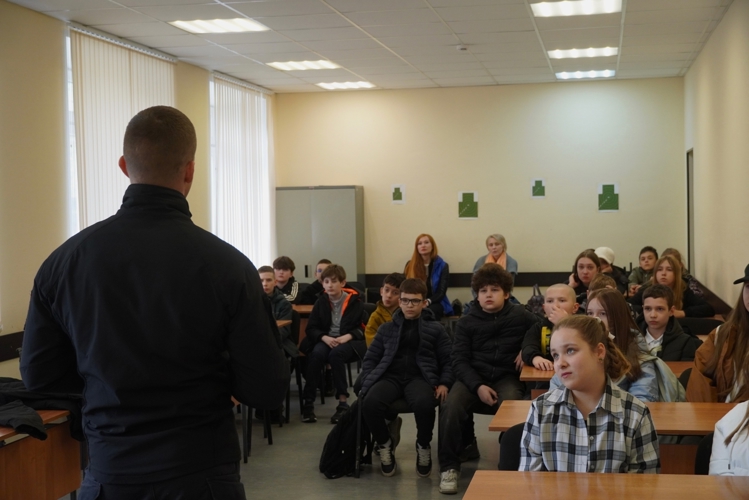 Для мурманских школьников провели познавательную встречу в Управлении Росгвардии по Мурманской области