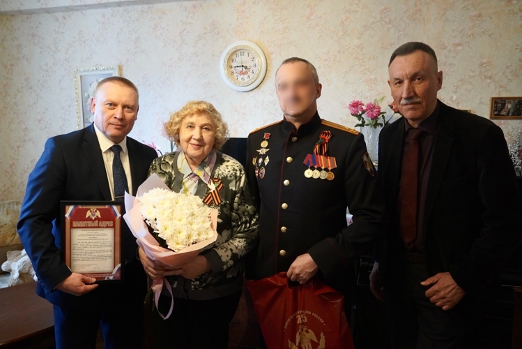 В Мурманске начальник Управления Росгвардии поздравил жительницу блокадного Ленинграда с 81-годовщиной победы в Великой Отечественной войне