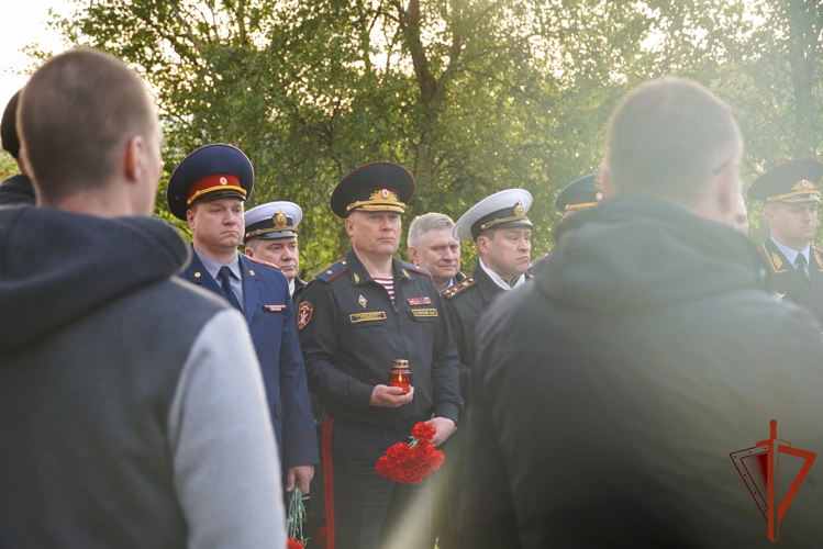 В Мурманске начальник Управления Росгвардии зажег «Свечу памяти» в час траура у мемориала «Печная труба»