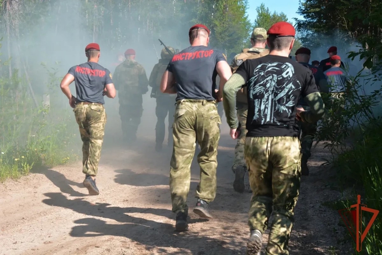 Росгвардеец из Мурманска сдал экзамен на право ношения крапового берета в Архангельске