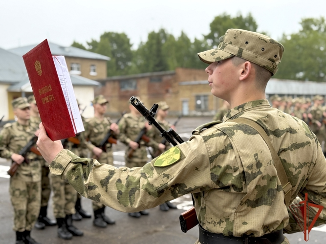 Мурманчане, призванные на службу в Росгвардию, приняли торжественную присягу