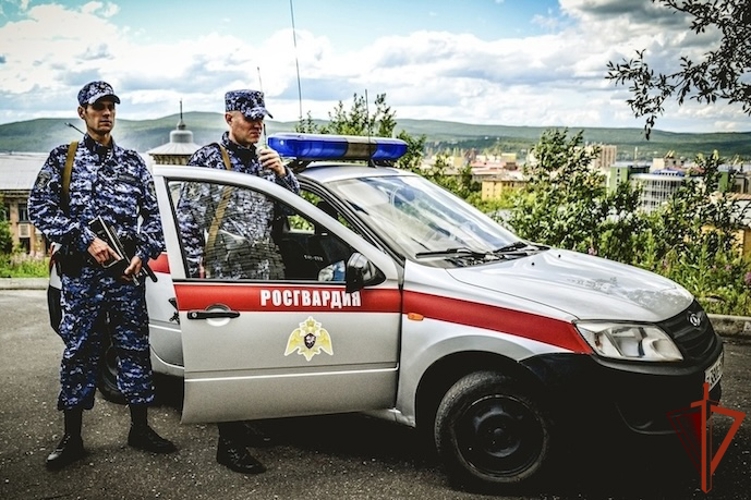 В Мурманске сотрудники Росгвардии пресекли ночной дебош в баре на улице Орликовой
