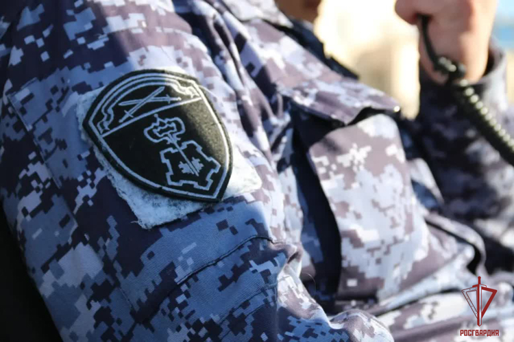    В городе Заполярном сотрудники вневедомственной охраны Росгвардии пресекли дебош на АЗС и задержали агрессивного местного жителя