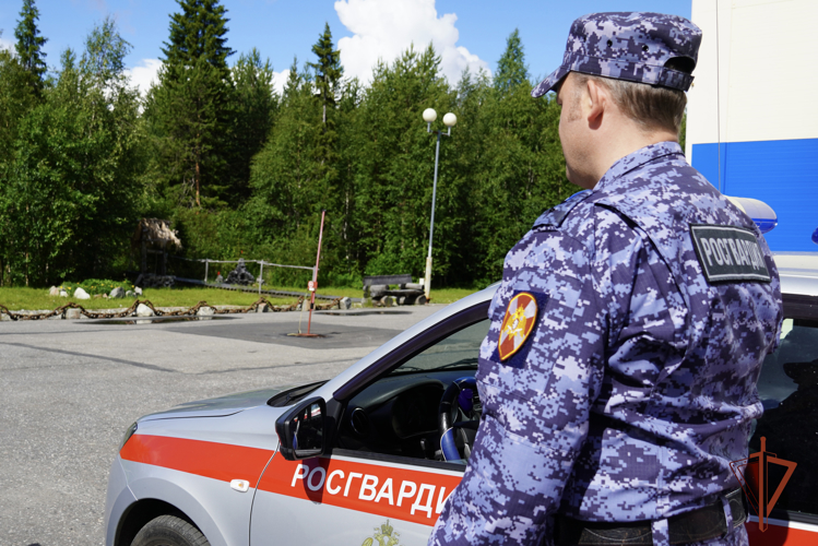 Сотрудники вневедомственной охраны Росгвардии пресекли хулиганские действия двух жительниц Североморска на автозаправочной станции