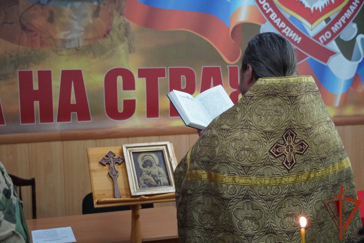 В канун Дня ветеранов боевых действий мурманский ОМОН «Медведь» Росгвардии получил благословение на ратную службу