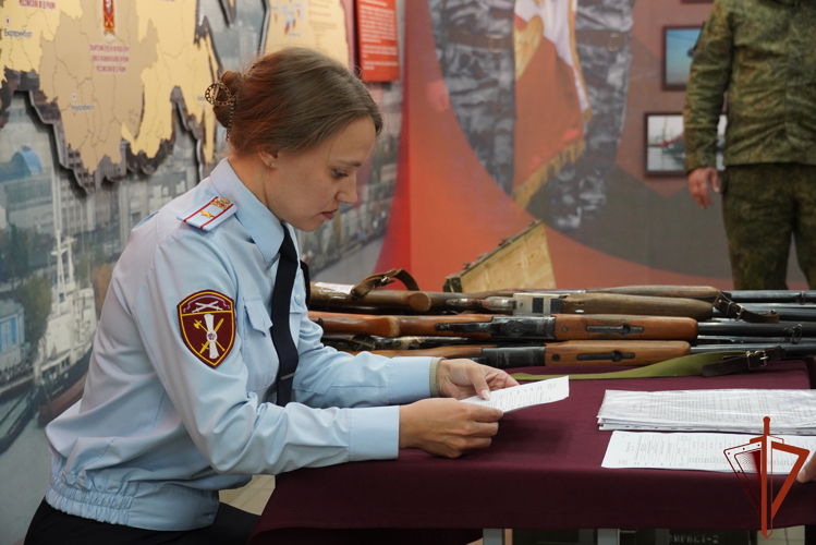 В Мурманске Росгвардия организовала безвозмездную передачу гражданами оружия для нужд специальной военной операции