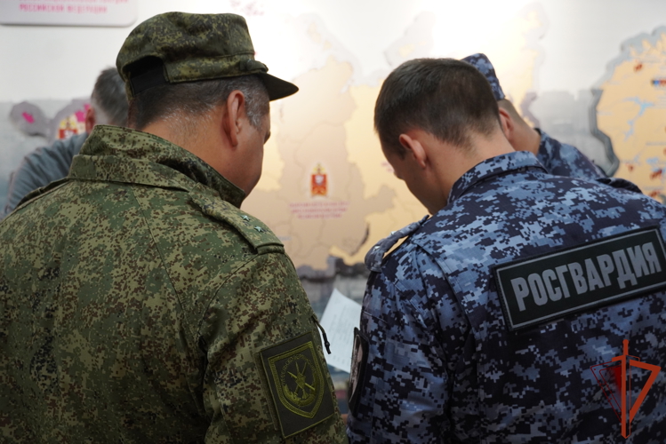 В Мурманске Росгвардия организовала безвозмездную передачу гражданами оружия для нужд специальной военной операции