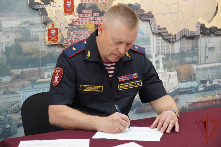 В Мурманске Росгвардия организовала безвозмездную передачу гражданами оружия для нужд специальной военной операции