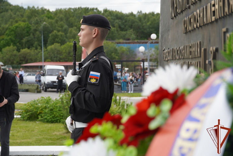 В Североморске начальник Управления Росгвардии по Мурманской области принял участие в торжественном мероприятии, посвящённому 330-летию образования Военно-Морского Флота