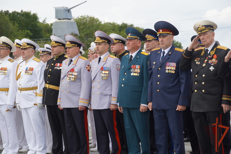 В Североморске начальник Управления Росгвардии по Мурманской области принял участие в торжественном мероприятии, посвящённому 330-летию образования Военно-Морского Флота