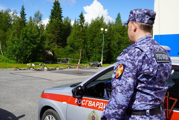 В Мурманске росгвардейцы пресекли попытку кражи косметики из гипермаркета